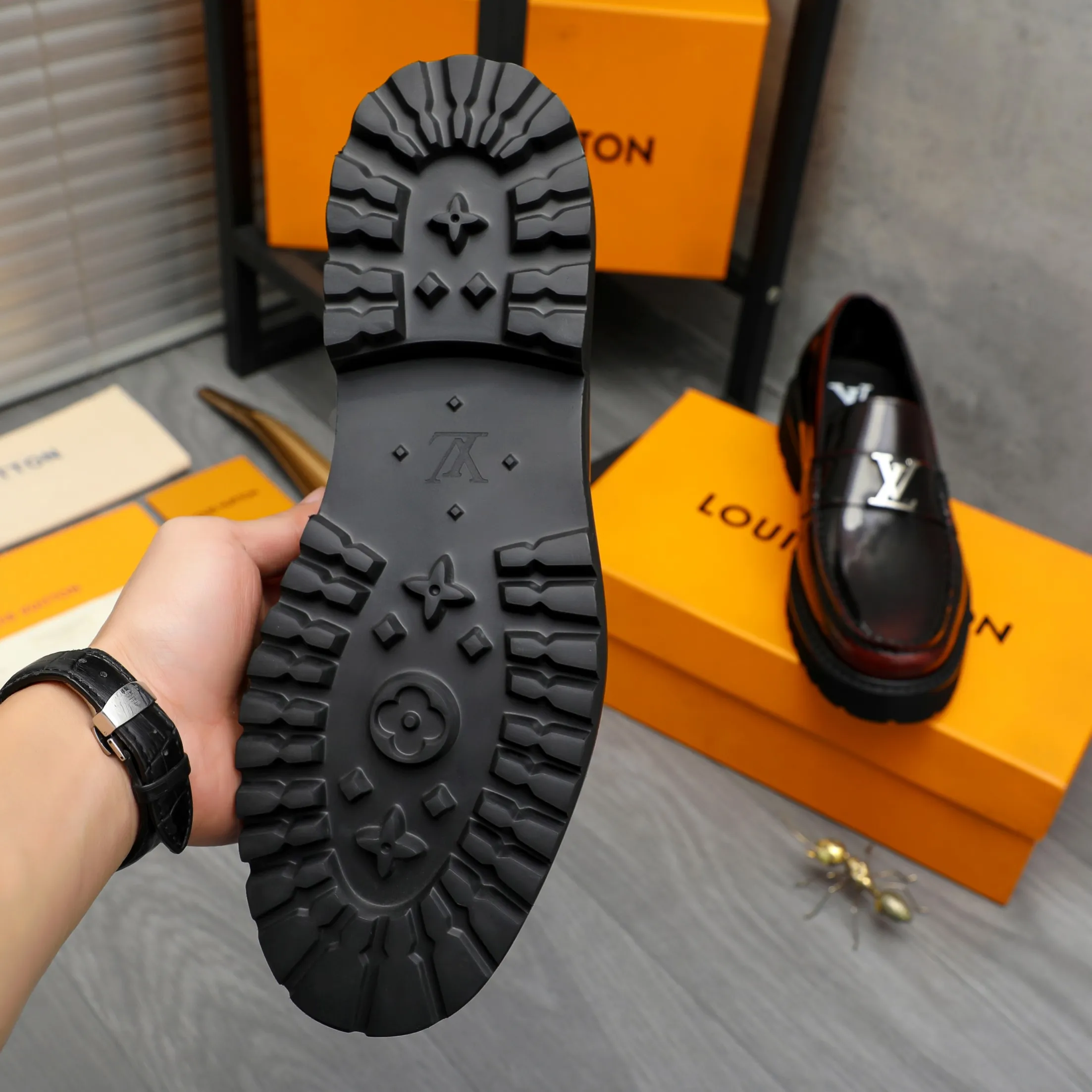 Men's shoes 💰p480 Product trademark: LV (Louis Vuitton) business slip-on leather shoes Regular size: 38-45 (45 is custom-made and non-returnable) Product materials: Selected high-quality color-brushed cowhide upper, cowhide lining, original rubber outsole